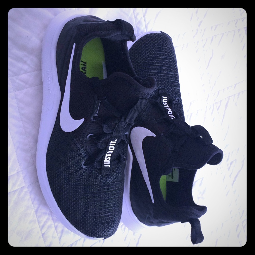 Black and white Nike Free Sz 6
